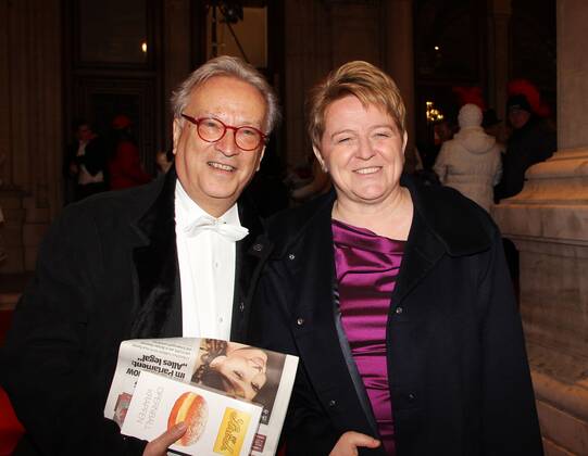 Hannes Swoboda (ÀÜsterreichischer Europapolitiker ) und Brigitte Ederer (Vorstands Mitglied Siemens AG) nach dem Opernball am 17.02.2012 in Wien