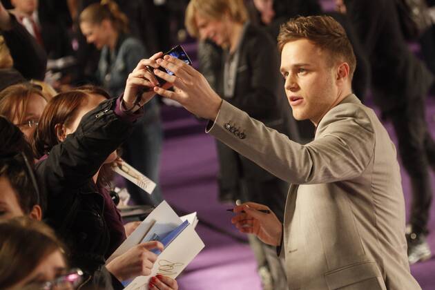 Olly Murs beim Echo 2012 dem Deutschen Musikpreis auf dem Roten Teppich vor der Verleihung beim Autogramme schreiben an der Messe Berlin. Copyright: xEventpressxStaufenbergx
