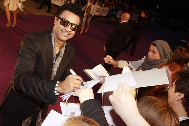 Shaggy beim Echo 2012 dem Deutschen Musikpreis auf dem Roten Teppich vor der Verleihung beim Autogramme schreiben an der Messe Berlin. Copyright: xEventpressxStaufenbergx