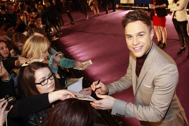 Olly Murs beim Echo 2012 dem Deutschen Musikpreis auf dem Roten Teppich vor der Verleihung beim Autogramme schreiben an der Messe Berlin. Copyright: xEventpressxStaufenbergx