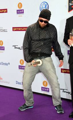 Preistrager: Sido mit Echopreis in einbdeutiger Pose beim Echo 2012 dem Deutschen Musikpreis Preistraeger vor der Verleihung in der Messe Berlin. Copyright: xEventpressxHerrmannx