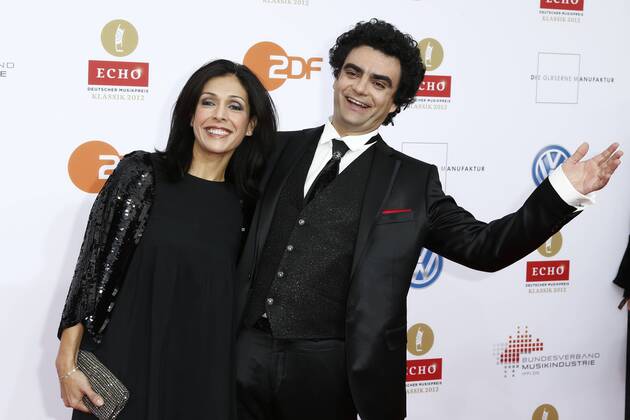 Rolando Villazon und Frau Lucia auf dem Roten Teppich bei der Verleihung des ECHO Klassik 2012 im Konzerthaus Berlin auf dem Gendarmenmarkt im Herzen Berlins. Copyright: xEventpressxHerrRax