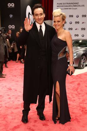 John Cusack und Barbara Sturm bei der Verleihung des GQ Maenner des Jahres 2012 in Berlin. Maenner Stil Magazin GQ Gentlemens Quarterly aus dem Conde Nast Verlag verleiht in der Komischen Oper in Berlin den Award. Copyright: xEventpressxHerrRax