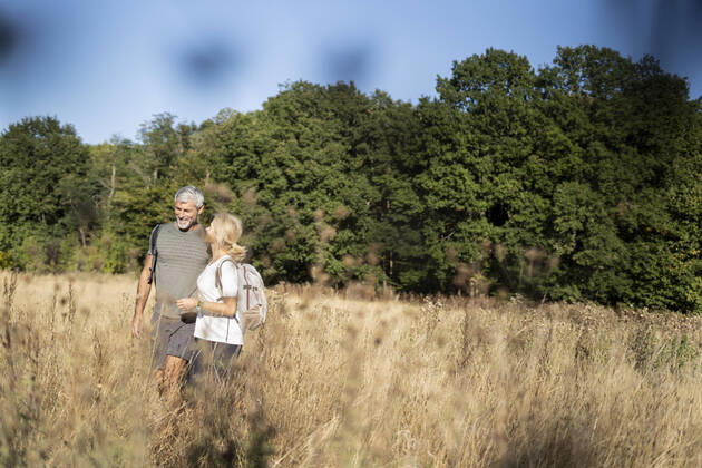 IMAGO Creative: Internationaler Frauenmonat, Gesundheit, Frauen in der Menopause Smiling mature couple hiking in forest Copyright: FrédéricxCirou B56008046