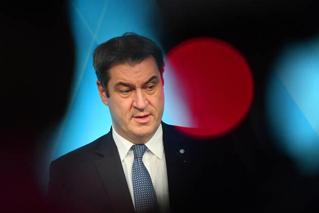Markus SOEDER (Ministerpraesident Bayern und CSU Vorsitzender),hinter Rotlicht. Einzelbild,angeschnittenes Einzelmotiv,Portraet,Portrait,Porträt. Pressekonferenz der Bayerischen Staatsregierung nach Kabinettssitzung am 16.03.2021 im Prinz Carl Palais in Muenchen.