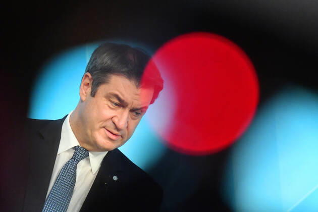 Markus SOEDER (Ministerpraesident Bayern und CSU Vorsitzender),hinter Rotlicht. Einzelbild,angeschnittenes Einzelmotiv,Portraet,Portrait,Porträt. Pressekonferenz der Bayerischen Staatsregierung nach Kabinettssitzung am 16.03.2021 im Prinz Carl Palais in Muenchen.