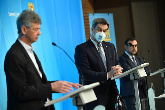 v.li:Michael PIAZOLO (Freie Waehler,Kultusminister Bayern),Markus SOEDER (Ministerpraesident Bayern und CSU Vorsitzender), Klaus HOLETSCHEK (CSU,Gesundheitsminister Bayern). Pressekonferenz der Bayerischen Staatsregierung nach Kabinettssitzung am 16.03.2021 im Prinz Carl Palais in Muenchen.