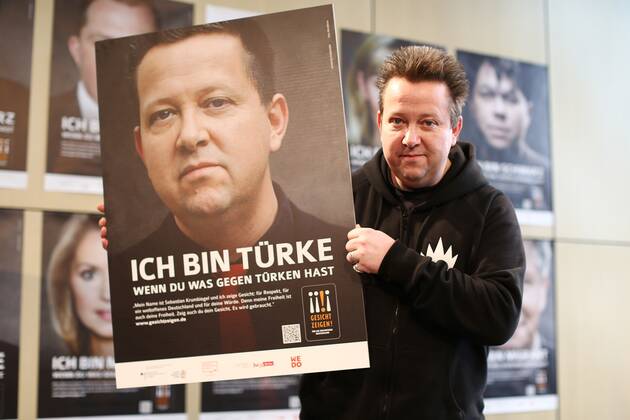Sebastian Krumbiegel - Ich bin Tuerke ?Äì wenn Du was gegen Tuerken hast! beim Fototermin Gesicht Zeigen ! FuÃàr ein weltoffenes Deutschland. In der Akademie der Kuenste am Pariser Platz in Berlin. Prominente unterstuetzen neue Kampagne von Gesicht Zeigen! Copyright: xEventpressxRadkex
