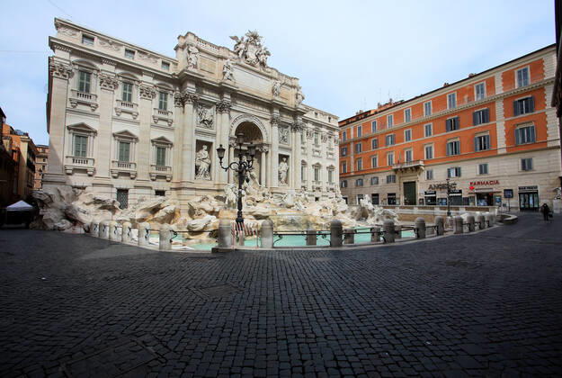 Rome, Trevi Fountain deserted due to new government shrinkages to fight the Covid 19 pandemic Pictured:  Copyright: xPieroxTenaglix xIPAx xPieroxTenaglix