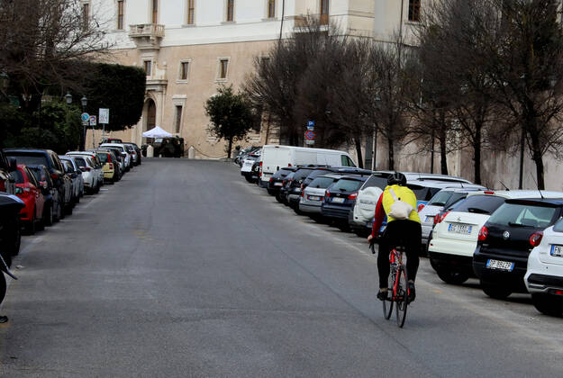 Rome, Bicycles in Trinita dei Monti deserted due to the new government restrictions to fight the Covid 19 pandemic Pictured:  Copyright: xPieroxTenaglix xIPAx xPieroxTenaglix