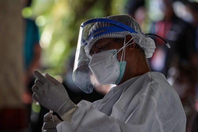 Coronavirus in Indonesien, Präsident Joko Widodo bei Impfstart in Gianyar, Bali March 16, 2021, Gianyar, Bali, Indonesia: A woman seen as she close her face with her hand during the vaccination. A mass Covid-19 vaccination towards citizens held in Ubud Great Palace, as a stage of Green Zone program in Bali. The Green Zone program involves three region in Bali; Ubud, Sanur and Nusa Dua, are sets to prepare international tourism reopening plan, which falls amid the outbreak. Gianyar Indonesia - ZUMAb245 20210316_zip_b245_006 Copyright: xDickyxBisinglasix