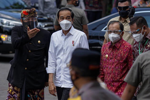 Coronavirus in Indonesien, Präsident Joko Widodo bei Impfstart in Gianyar, Bali March 16, 2021, Gianyar, Bali, Indonesia: Indonesian president JOKO WIDODO (white shirt) seen as he attend to launch the mass vaccination. A mass Covid-19 vaccination towards citizens held in Ubud Great Palace, as a stage of Green Zone program in Bali. The Green Zone program involves three region in Bali; Ubud, Sanur and Nusa Dua, are sets to prepare international tourism reopening plan, which falls amid the outbreak. Gianyar Indonesia - ZUMAb245 20210316_zip_b245_012 Copyright: xDickyxBisinglasix