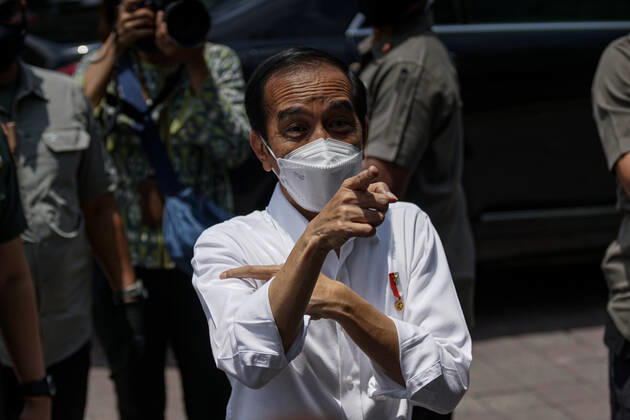 Coronavirus in Indonesien, Präsident Joko Widodo bei Impfstart in Gianyar, Bali March 16, 2021, Gianyar, Bali, Indonesia: Indonesian president JOKO WIDODO (white shirt) seen as he greets the people after launch the mass vaccination. A mass Covid-19 vaccination towards citizens held in Ubud Great Palace, as a stage of Green Zone program in Bali. The Green Zone program involves three region in Bali; Ubud, Sanur and Nusa Dua, are sets to prepare international tourism reopening plan, which falls amid the outbreak. Gianyar Indonesia - ZUMAb245 20210316_zip_b245_016 Copyright: xDickyxBisinglasix