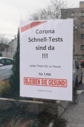 Aushang im Fenster der Apotheke - Moerfelden-Walldorf 16.03.2021: COVID-19 Schnelltest in der Robert-Koch-Apotheke