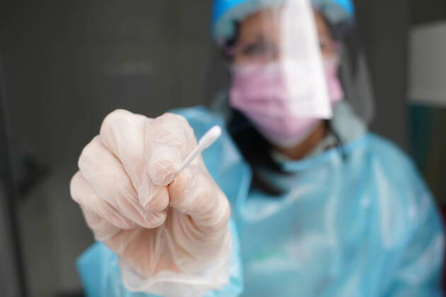 Aus dem Fenster des Labors führt Carola Poller-Marckwardt Covid-19-Schnelltests durch - Moerfelden-Walldorf 16.03.2021: COVID-19 Schnelltest in der Robert-Koch-Apotheke