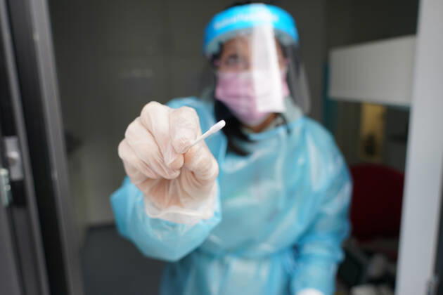 Aus dem Fenster des Labors führt Carola Poller-Marckwardt Covid-19-Schnelltests durch - Moerfelden-Walldorf 16.03.2021: COVID-19 Schnelltest in der Robert-Koch-Apotheke