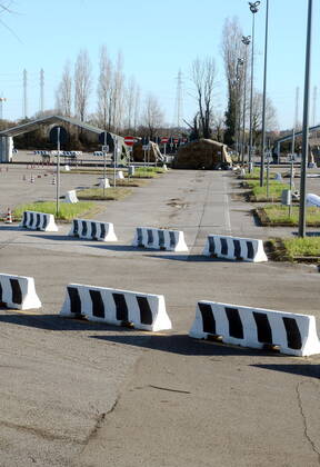 Coronavirus in Italien,AstraZeneca Impfstopp sorgt für Schließung von Impfzentrum in Mailand Milan, Hub for anti-covid vaccinations, Trenno Park managed by the Army, closed due to AstraZeneca vaccine stop Editorial Usage Only  Copyright: xMaurizioxMaulex xIPAx
