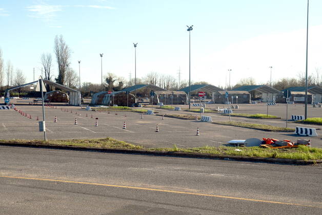 Coronavirus in Italien,AstraZeneca Impfstopp sorgt für Schließung von Impfzentrum in Mailand Milan, Hub for anti-covid vaccinations, Trenno Park managed by the Army, closed due to AstraZeneca vaccine stop Editorial Usage Only  Copyright: xMaurizioxMaulex xIPAx