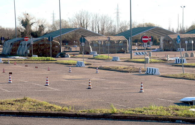 Coronavirus in Italien,AstraZeneca Impfstopp sorgt für Schließung von Impfzentrum in Mailand Milan, Hub for anti-covid vaccinations, Trenno Park managed by the Army, closed due to AstraZeneca vaccine stop Editorial Usage Only  Copyright: xMaurizioxMaulex xIPAx