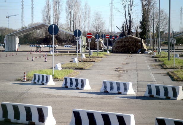 Coronavirus in Italien,AstraZeneca Impfstopp sorgt für Schließung von Impfzentrum in Mailand Milan, Hub for anti-covid vaccinations, Trenno Park managed by the Army, closed due to AstraZeneca vaccine stop Editorial Usage Only  Copyright: xMaurizioxMaulex xIPAx