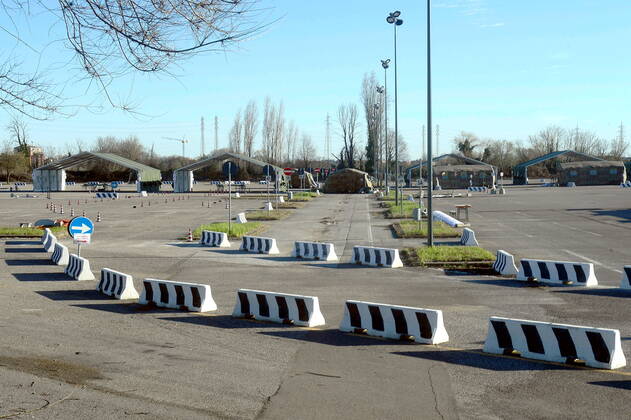 Coronavirus in Italien,AstraZeneca Impfstopp sorgt für Schließung von Impfzentrum in Mailand Milan, Hub for anti-covid vaccinations, Trenno Park managed by the Army, closed due to AstraZeneca vaccine stop Editorial Usage Only  Copyright: xMaurizioxMaulex xIPAx
