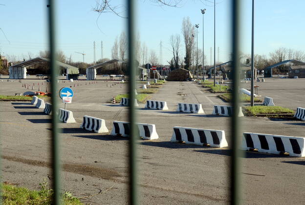 Coronavirus in Italien,AstraZeneca Impfstopp sorgt für Schließung von Impfzentrum in Mailand Milan, Hub for anti-covid vaccinations, Trenno Park managed by the Army, closed due to AstraZeneca vaccine stop Editorial Usage Only  Copyright: xMaurizioxMaulex xIPAx