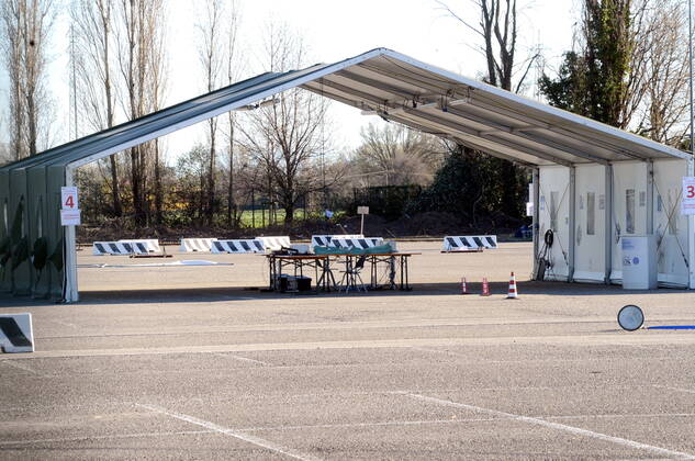 Coronavirus in Italien,AstraZeneca Impfstopp sorgt für Schließung von Impfzentrum in Mailand Milan, Hub for anti-covid vaccinations, Trenno Park managed by the Army, closed due to AstraZeneca vaccine stop Editorial Usage Only  Copyright: xMaurizioxMaulex xIPAx
