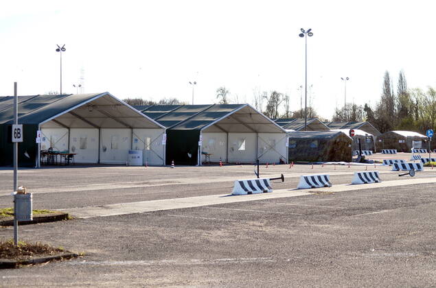 Coronavirus in Italien,AstraZeneca Impfstopp sorgt für Schließung von Impfzentrum in Mailand Milan, Hub for anti-covid vaccinations, Trenno Park managed by the Army, closed due to AstraZeneca vaccine stop Editorial Usage Only  Copyright: xMaurizioxMaulex xIPAx