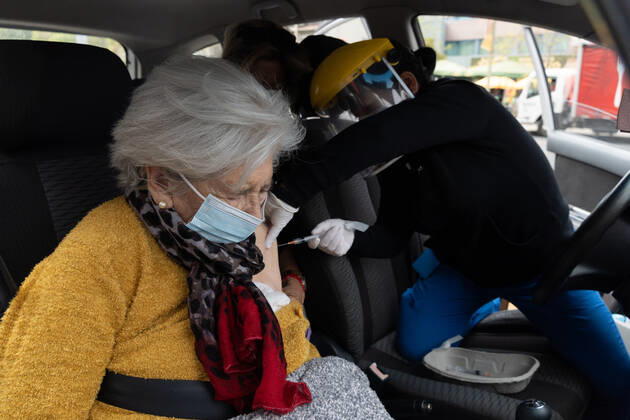 Coronavirus in Chile, Drive in Impfzentrum mit Sinovac Impfstoff in Santiago March 16, 2021, Santiago, Metropolitana, Chile: A woman is vaccinated with her second dose of the Sinovac COVID-19 vaccine at a drive-thru vaccination site in Santiago, Chile. So far, almost 5 million people have been vaccinated in the country, and 41% of them with the second dose. Santiago Chile - ZUMAb332 20210316_zip_b332_004 Copyright: xMatiasxBasualdox