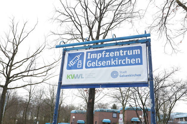 16.03.2021, Aktuelles, Politik, Fotoaufnahmen am Impfzentrum in Gelsenkirchen am Tag nach der Bekanntgabe, dass der Impfstoff von AstraZeneca nicht mehr verimpft wird. Gelsenkirchen Emscher-Lippe-Halle - Impfzentrum Gelsenkirchen NRW Deutschland xRHR-FOTO 219x