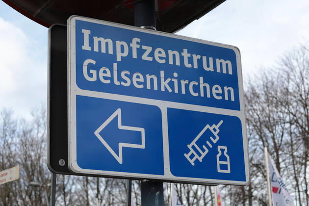 16.03.2021, Aktuelles, Politik, Fotoaufnahmen am Impfzentrum in Gelsenkirchen am Tag nach der Bekanntgabe, dass der Impfstoff von AstraZeneca nicht mehr verimpft wird. Gelsenkirchen Emscher-Lippe-Halle - Impfzentrum Gelsenkirchen NRW Deutschland xRHR-FOTO 219x