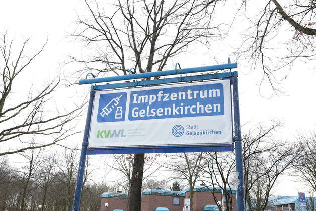 16.03.2021, Aktuelles, Politik, Fotoaufnahmen am Impfzentrum in Gelsenkirchen am Tag nach der Bekanntgabe, dass der Impfstoff von AstraZeneca nicht mehr verimpft wird. Gelsenkirchen Emscher-Lippe-Halle - Impfzentrum Gelsenkirchen NRW Deutschland xRHR-FOTO 219x