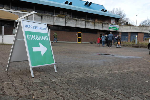 16.03.2021, Aktuelles, Politik, Fotoaufnahmen am Impfzentrum in Gelsenkirchen am Tag nach der Bekanntgabe, dass der Impfstoff von AstraZeneca nicht mehr verimpft wird. Gelsenkirchen Emscher-Lippe-Halle - Impfzentrum Gelsenkirchen NRW Deutschland xRHR-FOTO 219x