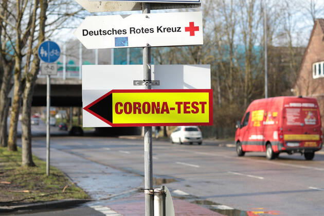 16.03.2021, Aktuelles, Politik, Fotoaufnahmen am Impfzentrum in Gelsenkirchen am Tag nach der Bekanntgabe, dass der Impfstoff von AstraZeneca nicht mehr verimpft wird. Gelsenkirchen Emscher-Lippe-Halle - Impfzentrum Gelsenkirchen NRW Deutschland xRHR-FOTO 219x