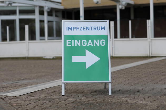 16.03.2021, Aktuelles, Politik, Fotoaufnahmen am Impfzentrum in Gelsenkirchen am Tag nach der Bekanntgabe, dass der Impfstoff von AstraZeneca nicht mehr verimpft wird. Gelsenkirchen Emscher-Lippe-Halle - Impfzentrum Gelsenkirchen NRW Deutschland xRHR-FOTO 219x