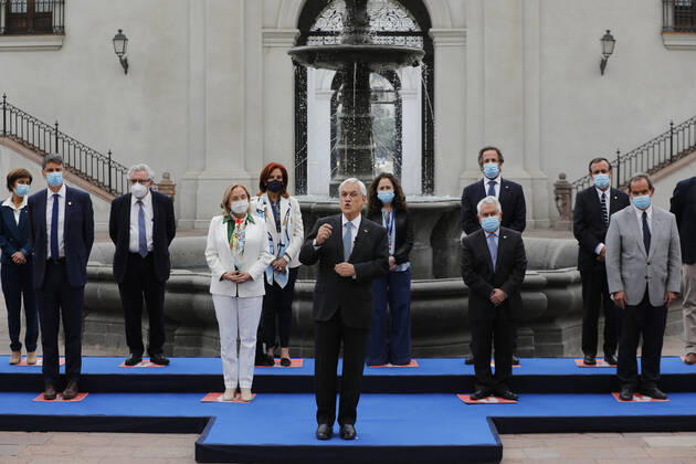 Santiago, March 16, 2021 The President of the Republic, Sebastian Pinera, together with the Minister of Health, Enrique Paris, and the Undersecretaries of Public Health, Paula Daza, of Health Care Networks, Alberto Dougnac, and of Copyright: DRAGOMIRxYANKOVIC ATONxCHILE