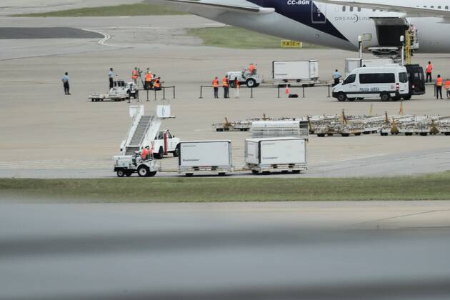 Airport and health workers receive a 1.5-million Coronavac vaccines shipment at the Carrasco International airport in Montevideo, Uruguay, 16 March 2021. This shipment is the second for Uruguay, a country with a 3.5 million population. Arrival in Uruguay of 1.5 million Coronavirus vaccines !ACHTUNG: NUR REDAKTIONELLE NUTZUNG!  Copyright: xRaulxMartinezx AME3164 20210316-637515173666205821