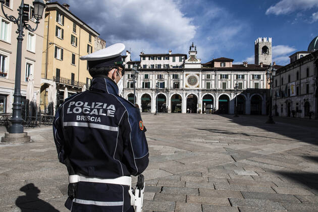 Coronavirus in Italien, Lockdown in Brescia March 16, 2021, Brescia, Brescia, Italy: Brescia in red zone empty piazza Loggia with police due the new rules against covid pandemic Brescia Italy - ZUMAb205 20210316_zip_b205_001 Copyright: xMatteoxBiattax