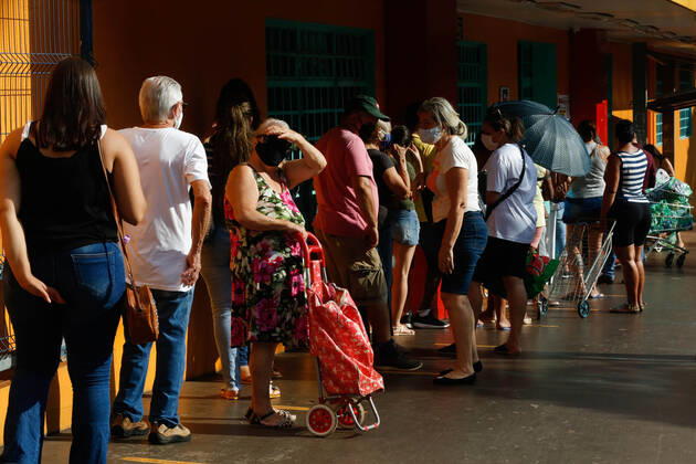 Coronavirus in Brasilien, Lange Schlangen vor Supermarkt in Ribeirao Preto vor Lockdown RIBEIRÃO PRETO, SP - 16.03.2021: LOCKDOWN EM RIBEIRÃO PRETO - After the Mayor of Ribeirão Preto, in the interior of São Paulo, decreed a lockdown as of tomorrow, people formed long lines at the door of supermarkets in search of food. x2043318x  JoelxSilva
