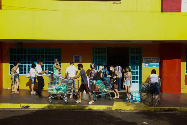 Coronavirus in Brasilien, Lange Schlangen vor Supermarkt in Ribeirao Preto vor Lockdown RIBEIRÃO PRETO, SP - 16.03.2021: LOCKDOWN EM RIBEIRÃO PRETO - After the Mayor of Ribeirão Preto, in the interior of São Paulo, decreed a lockdown as of tomorrow, people formed long lines at the door of supermarkets in search of food. x2043341x  JoelxSilva