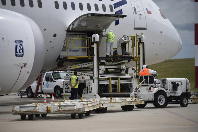 (210317) -- MONTEVIDEO, March 17, 2021 -- Workers unload vaccines from Chinese pharmaceutical firm Sinovac on its arrival in Montevideo, Uruguay, March 16, 2021. Uruguay on Tuesday received a new batch of CoronaVac vaccines from Chinese pharmaceutical firm Sinovac to bolster its immunization drive against COVID-19. (Photo by Xinhua) URUGUAY-MONTEVIDEO-CHINESE VACCINE-ARRIVAL NicolasxCelaya 