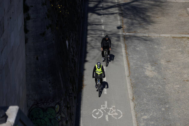 Rome, 17 March 2021. Runners and cyclists on the Lungotevere during the lockdown to combat the Covid-19 epidemic. Editorial Usage Only  Copyright: xVincenzoxLivierix xIPAx