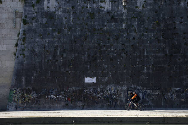 Rome, 17 March 2021. Runners and cyclists on the Lungotevere during the lockdown to combat the Covid-19 epidemic. Editorial Usage Only  Copyright: xVincenzoxLivierix xIPAx
