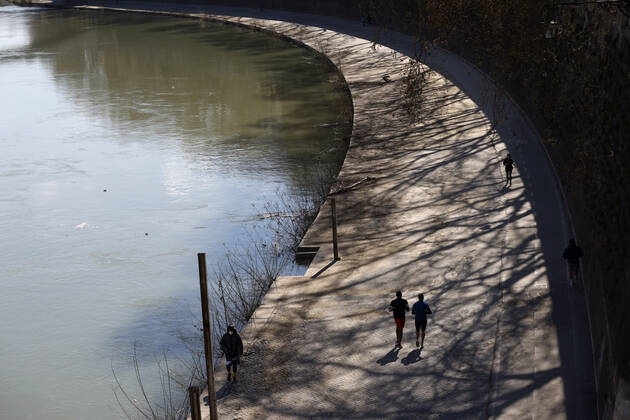 Rome, 17 March 2021. Runners and cyclists on the Lungotevere during the lockdown to combat the Covid-19 epidemic. Editorial Usage Only  Copyright: xVincenzoxLivierix xIPAx