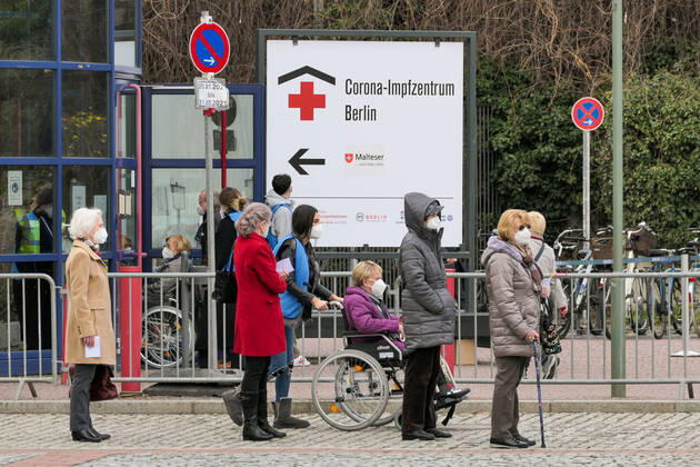 17.03.2021,Berlin,Deutschland,GER,Corona-Impfzentrum Messe Berlin (Halle 21) (BioNTech).Nach der Impfung wartet eine Taxe.