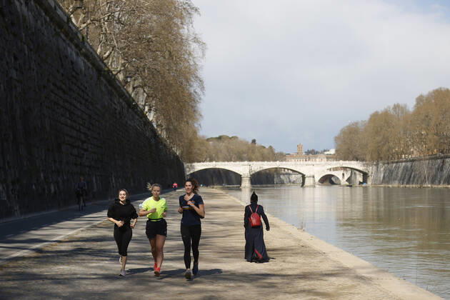 Rome, 17 March 2021. Runners and cyclists on the Lungotevere during the lockdown to combat the Covid-19 epidemic. Editorial Usage Only  Copyright: xVincenzoxLivierix xIPAx