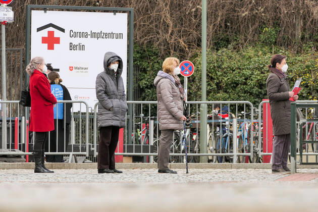 17.03.2021,Berlin,Deutschland,GER,Corona-Impfzentrum Messe Berlin (Halle 21) (BioNTech).Nach der Impfung wartet eine Taxe.