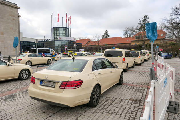 17.03.2021,Berlin,Deutschland,GER,Corona-Impfzentrum Messe Berlin (Halle 21) (BioNTech).Zahlreiche Taxen sind vor Ort.