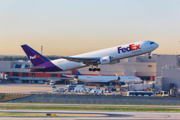 Atlanta, Vereinigte Staaten, 3 April 2019: Ein Boeing 767-300F Flugzeug der FedEx Express mit dem Kennzeichen N122FE auf dem Flughafen Atlanta (ATL) in den Vereinigten Staaten