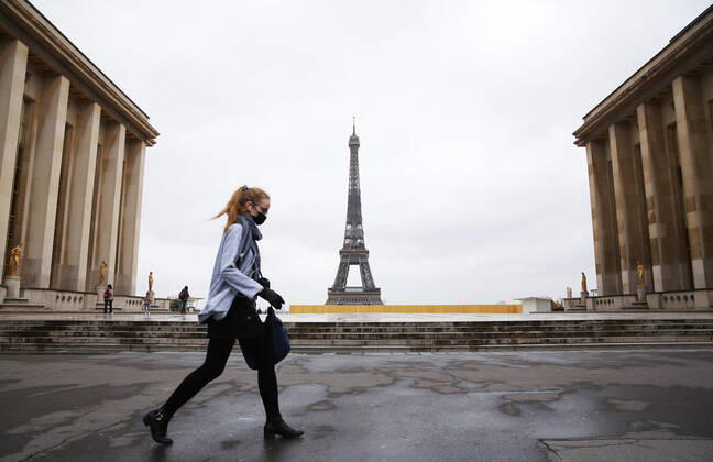 News Bilder des Tages (210317) -- PARIS, March 17, 2021 -- A woman wearing a mask walks past the Trocadero Place near the Eiffel Tower in Paris, France, March 17, 2021. France has entered a form of third wave (of the coronavirus pandemic) characterized by numerous virus variants, Prime Minister Jean Castex said on Tuesday, stressing that his government still considers vaccination a top priority of its strategy to stem the spread of the virus. On Tuesday, the health authorities reported 29,975 new infections across the country, bringing the cumulative total to 4,108,108. The number of single-day deaths jumped to 408, taking the total to 91,170. ) FRANCE-PARIS-COVID-19-THIRD WAVE GaoxJing